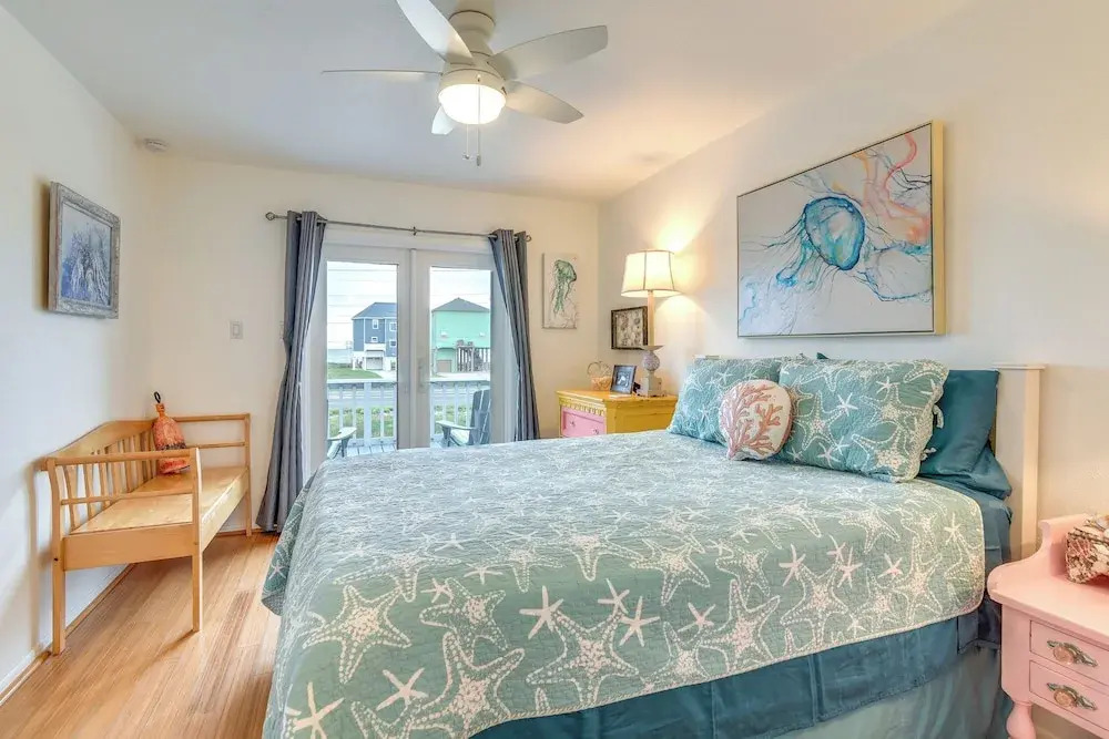 Pet-friendly Condo w/ Seasonal Pool in Galveston!