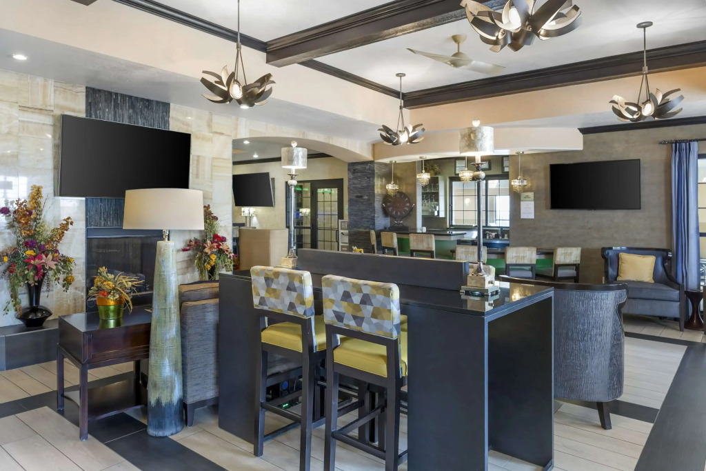 Best Western Plus Emerald Inn & Suites