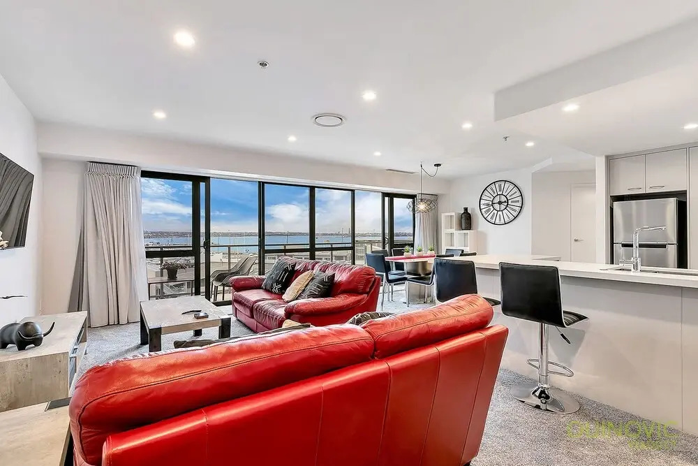 QV Sunny New Apt with Balcony -976