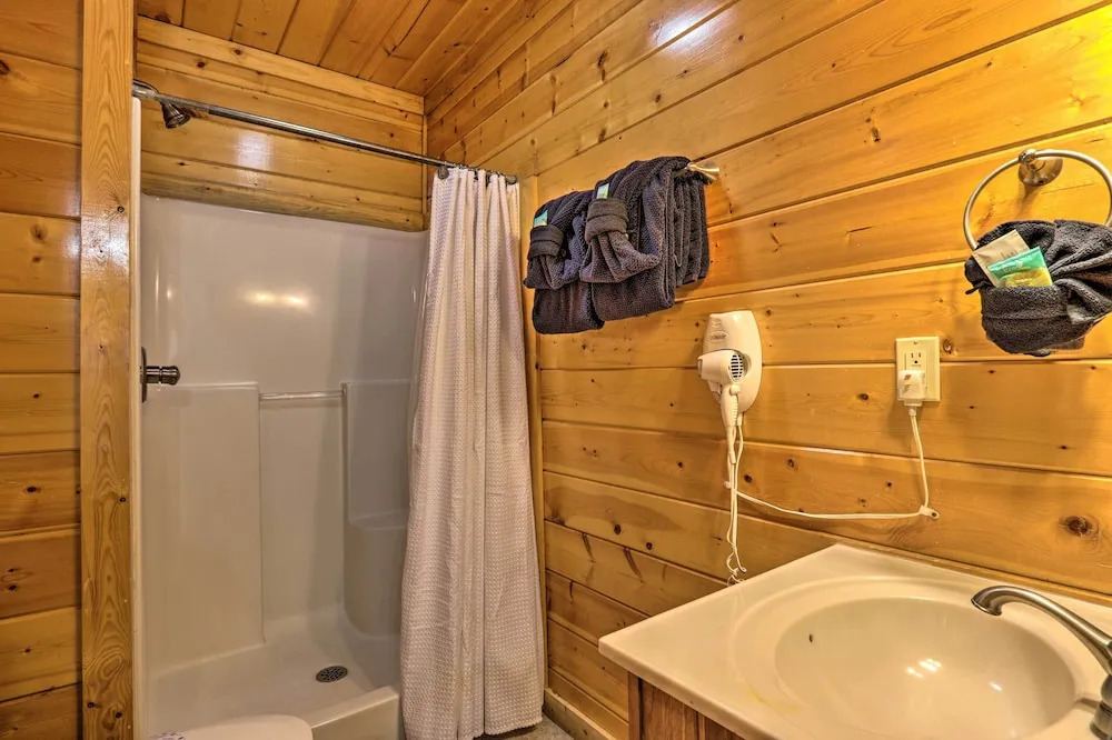 1 Mi to Dollywood: Quiet Cabin w/ Hot Tub!