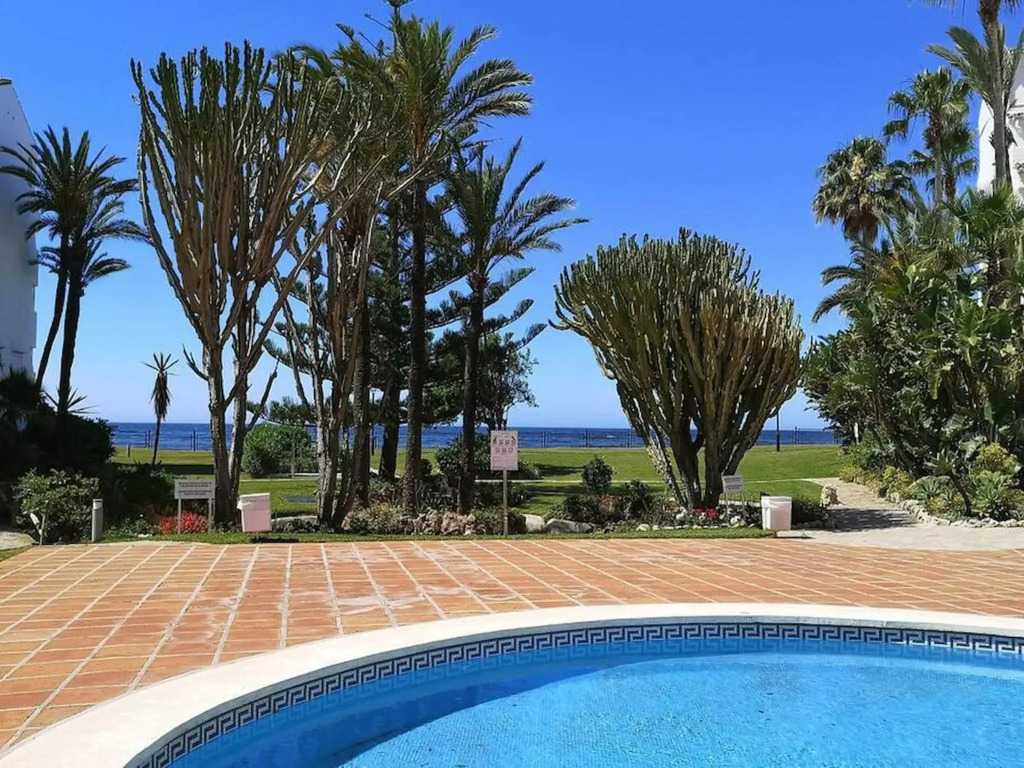 Amazing 3bedroom flat with seafront views & pool by SharingCo