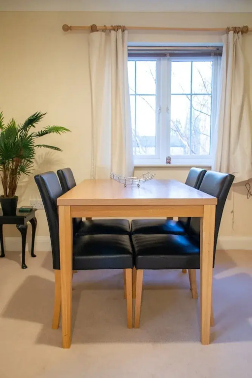 Bright 2 Bedroom Flat With Parking in Oxford