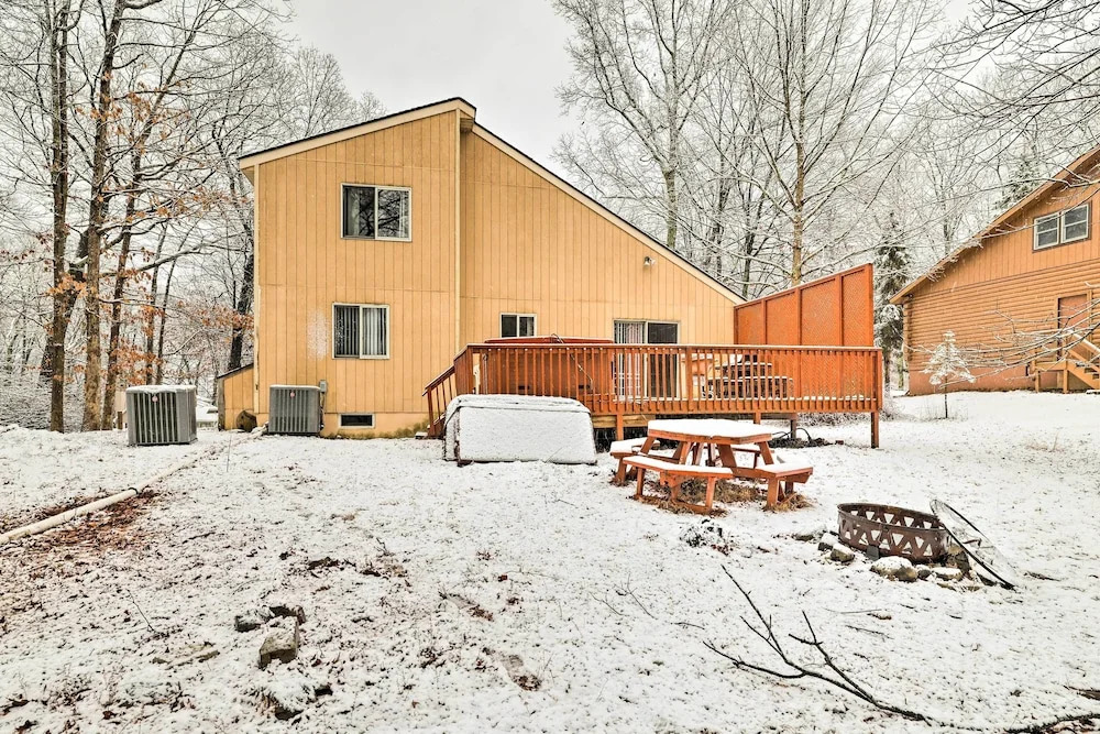 Hot Tub + Deck: Pet-Friendly Poconos Getaway