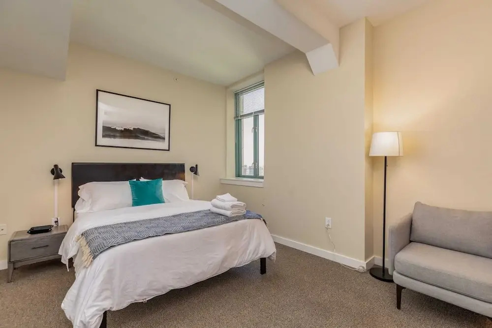 Spacious DT 2BR With Free Parking by Zencity