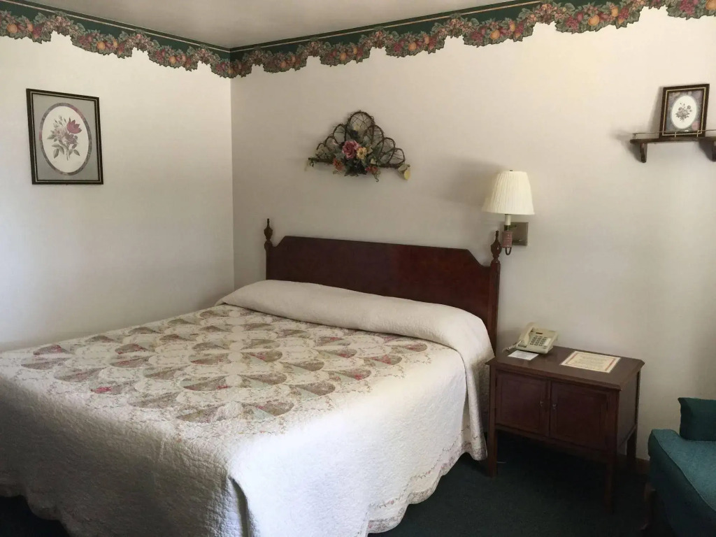 Crest Country Inn
