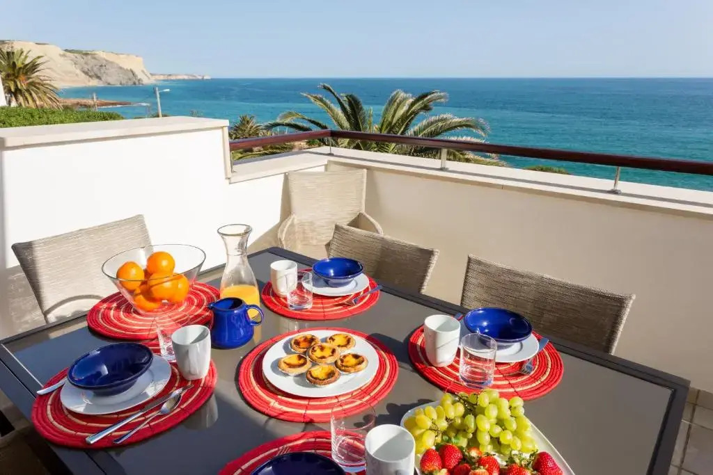 CoolHouses Algarve Luz, Ocean front 4 Bed house w/ pool, Casa da Pipa