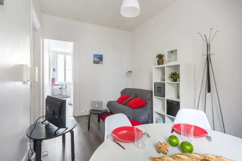 Homely Apartment Near Place de la Victoire