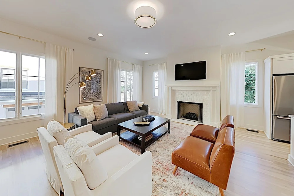 New Listing! Stylish All-suite End Unit W/ Garage 3 Bedroom Townhouse