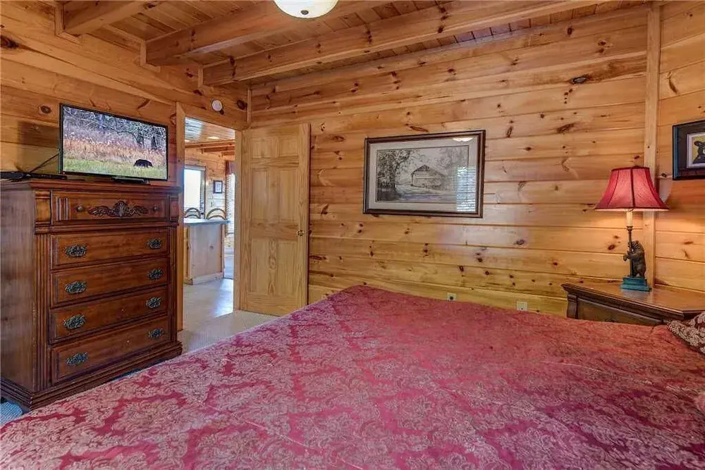Chalet of Dreams, 2 Bedrooms, Sleeps 6, Pool Table, WiFi, Hot Tub, Mtn View
