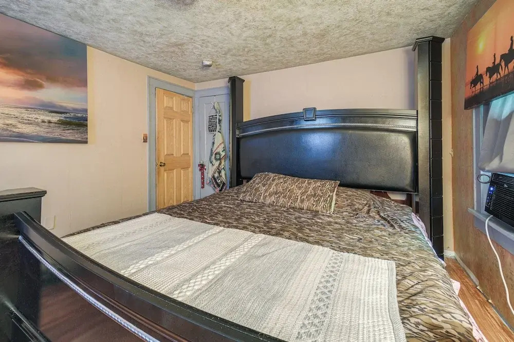 7 Mi to Cuyahoga Valley NP: Walkable Apt!