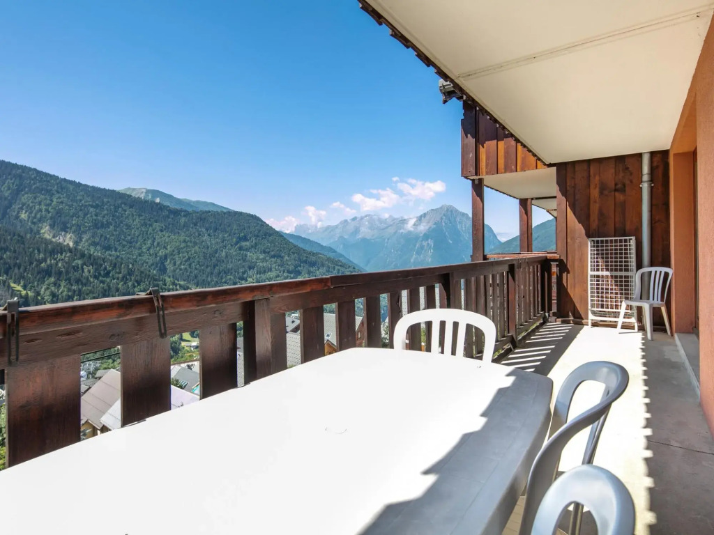 Neat residence, 350 m. from the ski elevators in Vaujany