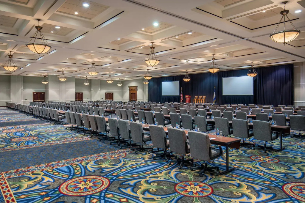 Hotel Roanoke & Conference Center, Curio Collection by Hilton