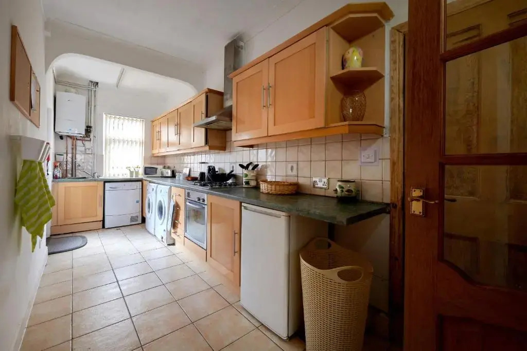 Keep the works team together, Whole 4 Bed House for same price as a city centre room, 4 or 7 Night Bargain, Walton, Liverpool, Sleeps 4 to 9