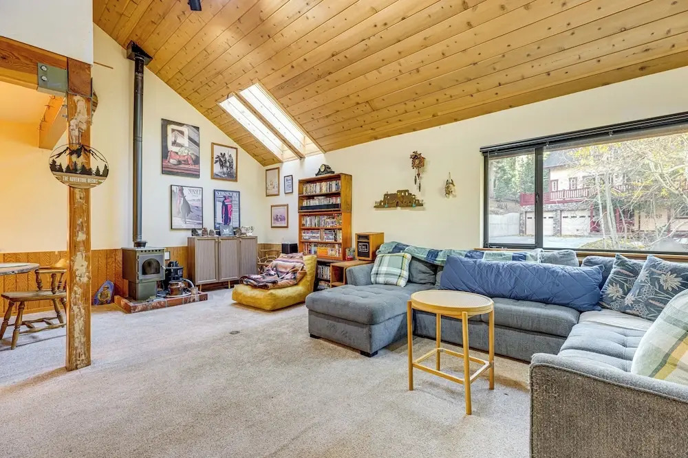 1 Mi to Skiing! Cabin Hideaway on June Lake Loop