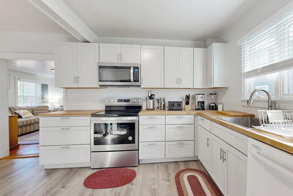 Charming 3BR Cottage Near the Beach w/ Deck