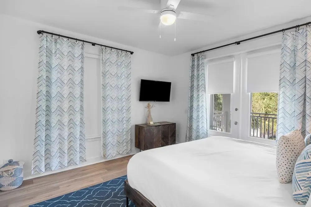 Good Day Sunshine by Avantstay Sleeps 16, Pool + Private Beach Access