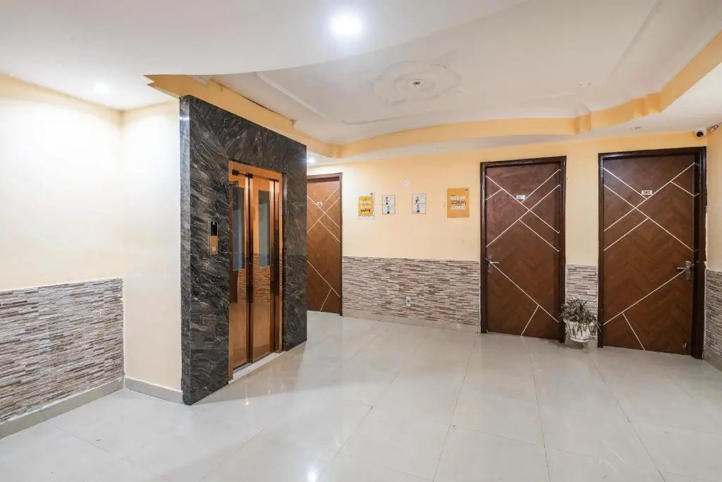 Itsy Hotels Saina Stay Near 32 Milestone