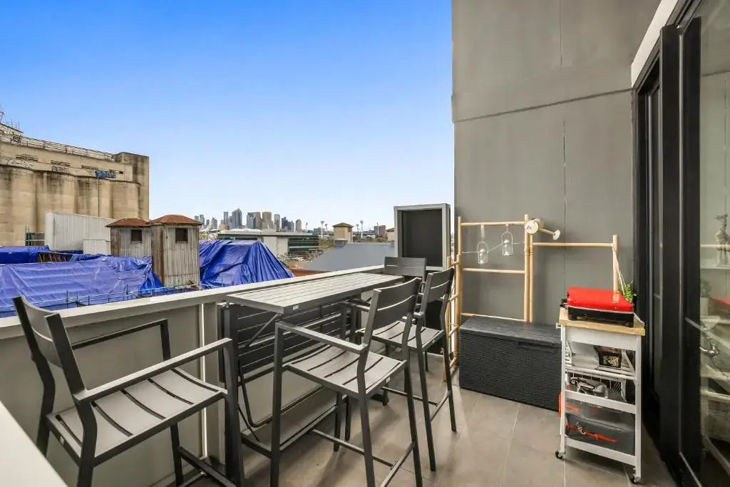 Luxury African themed apartment☆10min to MCG & Swan St☆On-site Parking☆Balcony☆Rooftop deck☆Gym☆