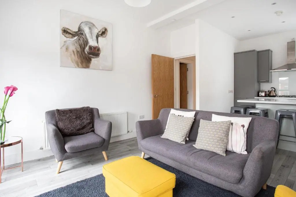 Modern Luxury Apartment, Sleeps 6, Best Location