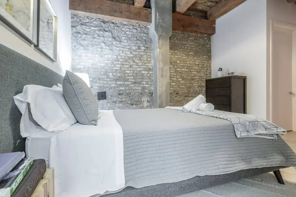 Spacious & Private 3 BDR Luxury Condo in Downtown