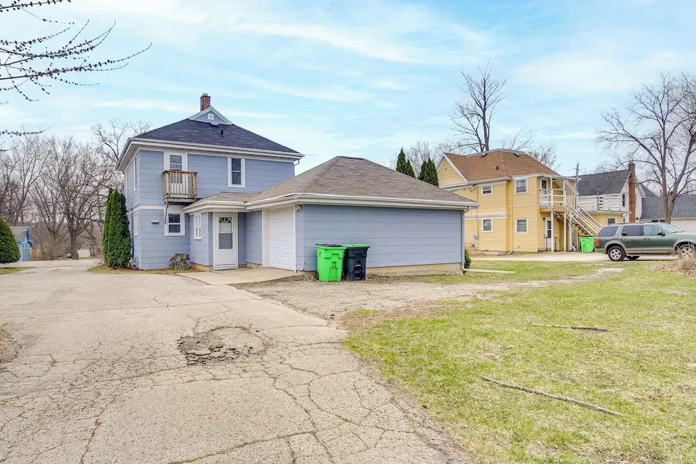 Walk to Dtwn Green Lake: Peaceful Getaway w/ Porch