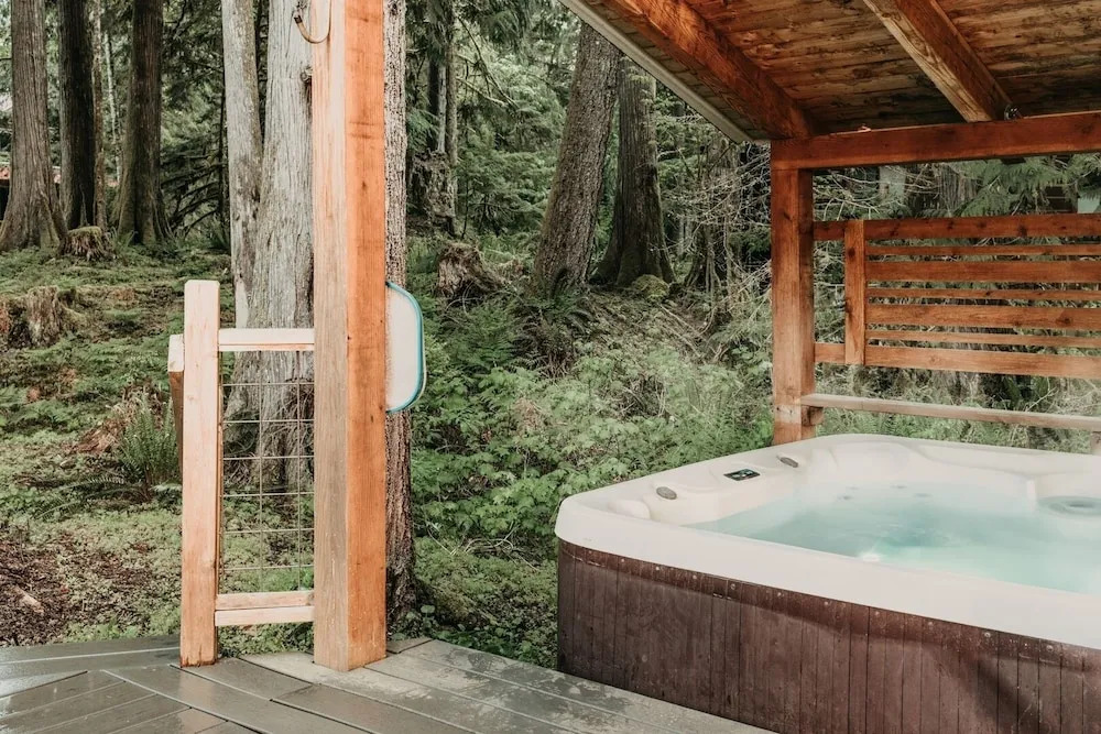 99mbr - Hot Tub - Wifi - Pets Ok - Bbq - Sleeps 6 2 Bedroom Home by RedAwning