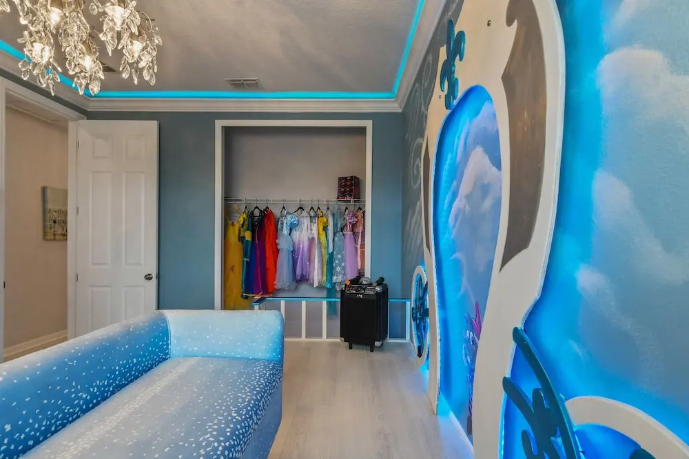 Ultimate 9-Bed Luxury Retreat - Movie Theater, Game Room, Pool, Spa & Themed Bedrooms in Resort Paradise