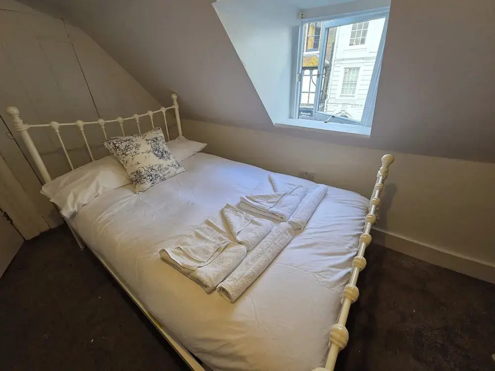3 Bed Apartment Sleeps 7 - Pets Ok - Tv & Wifi