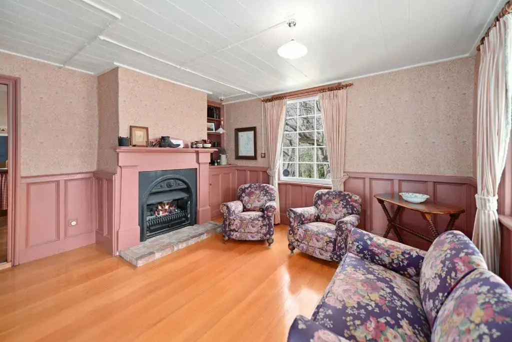 Historic Pavitt Cottage - Robinsons Bay Holiday Home