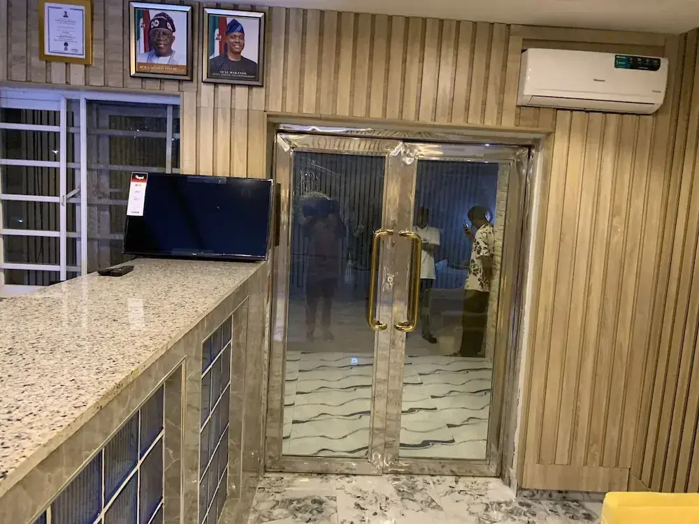 Jf Royal Hotel & Suites