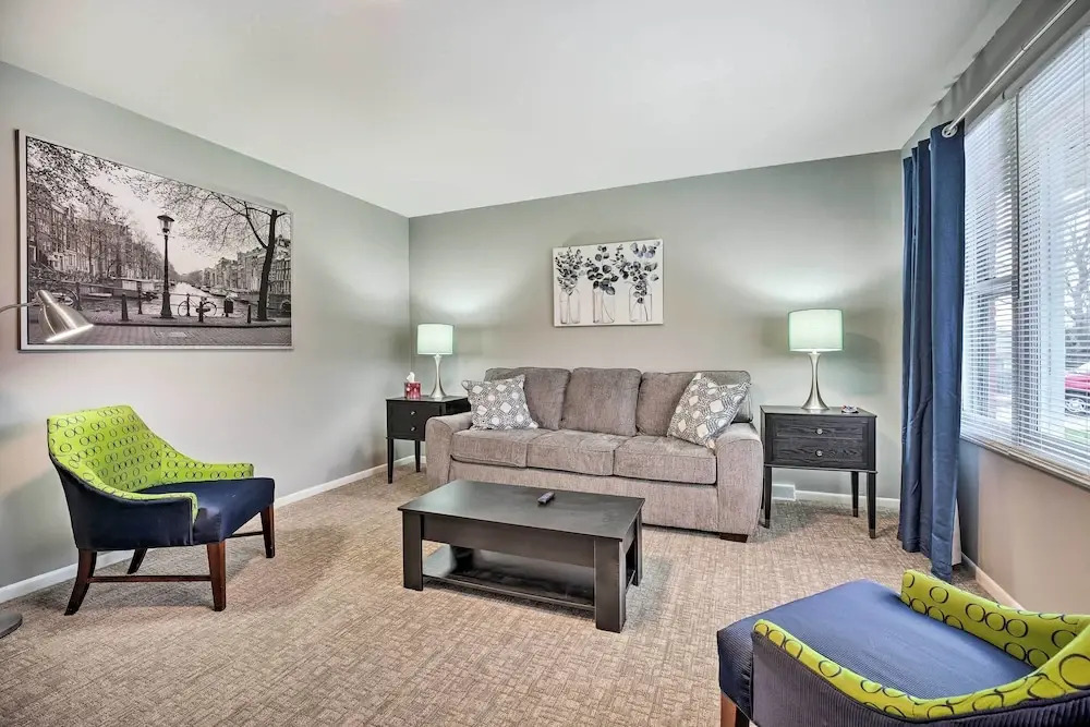 Homey Duplex - 10 Mi to Downtown Grand Rapids!