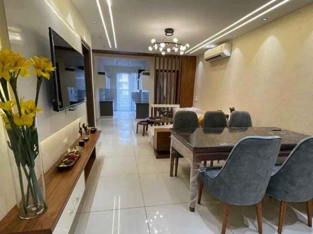 Oyo 92531 Hotel Golden Crown