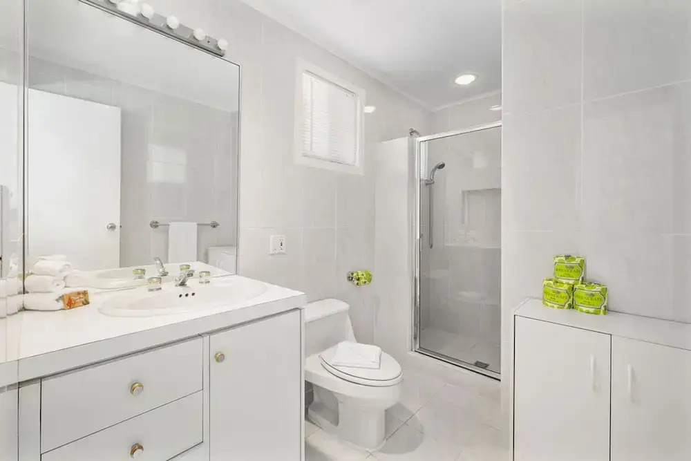 3BR 3BA Pool Downtown Short Walk to Beach
