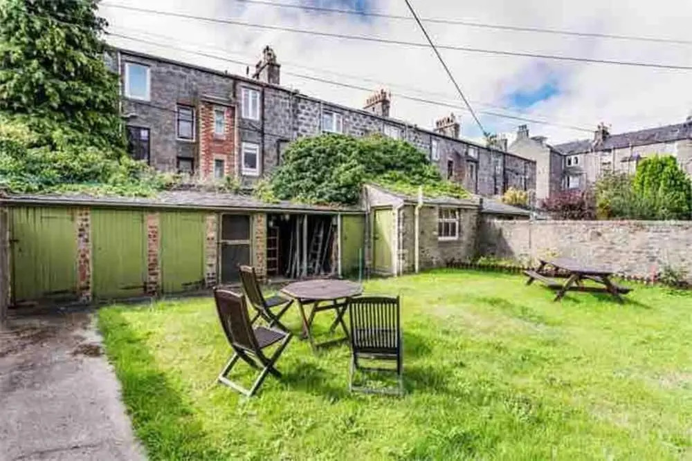 Apartment - Sleeps2 - City Centre - Parking - Yard