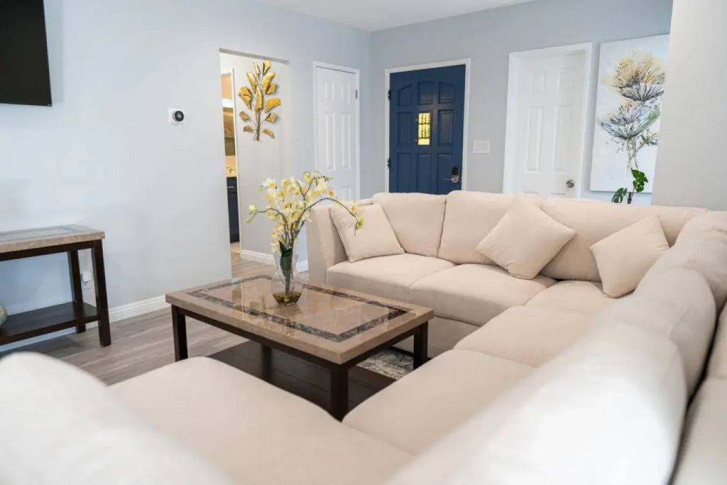 5-BEDROOM HOME RENOVATED IN 2023 NEAR DISNEYLAND (p61)