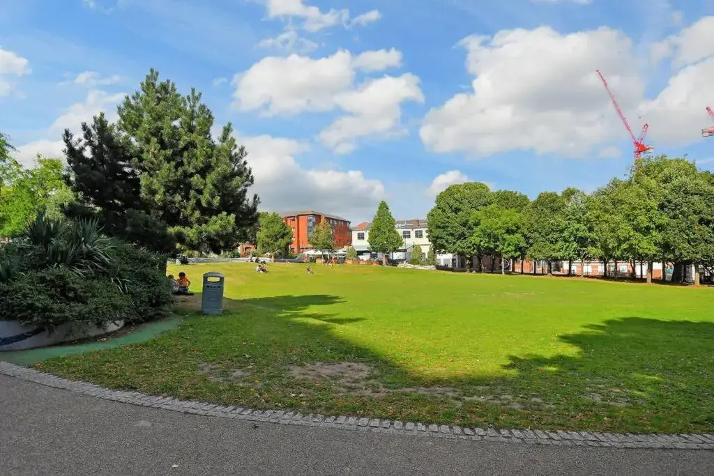 Modern City Centre Studio Apartment - West One with FREE WIFI, GYM ACCESS, NETFLIX