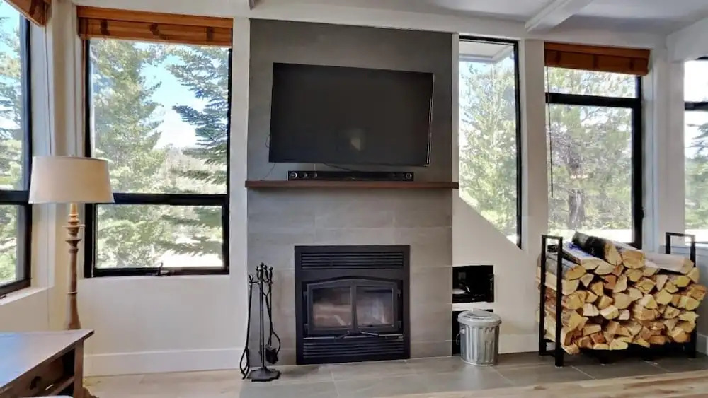 Mountainside 2BR/2BA Just Steps to 3 Spas, Sauna, Pool and Mammoth Mountain!  by RedAwning