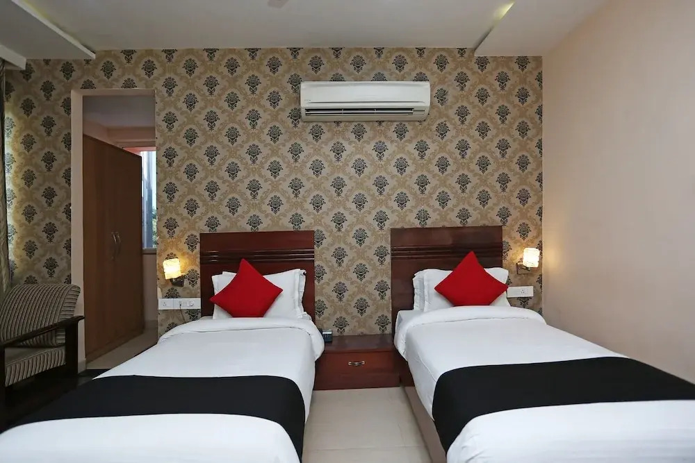 Capital O 4535 Hotel Uma Palace
