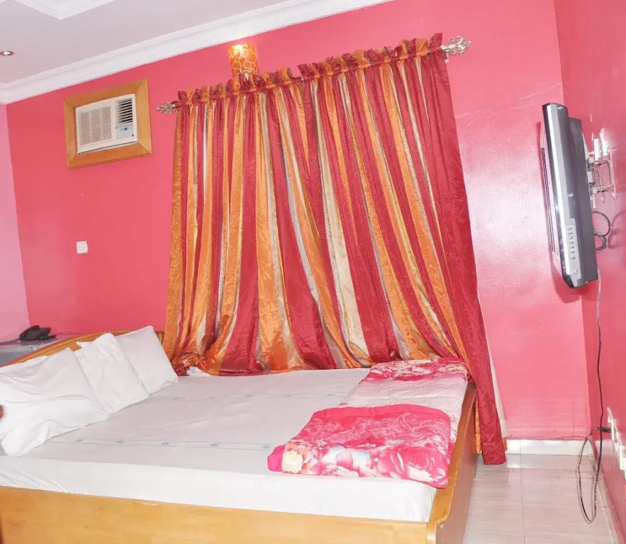 Hotel 100% and Suites