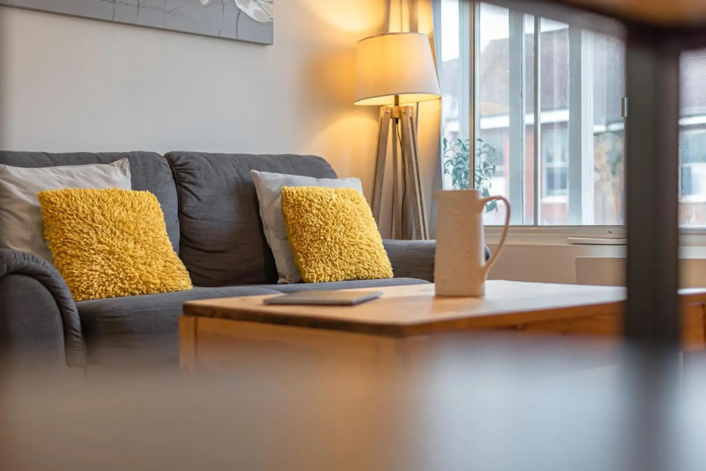 Sleeps 7 - Spacious Modern Apartment in Newbury Town Centre by JDF Property