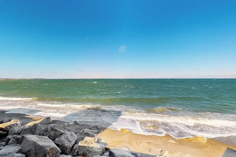 Walk to Sandhills Beach! Sunny Group Getaway