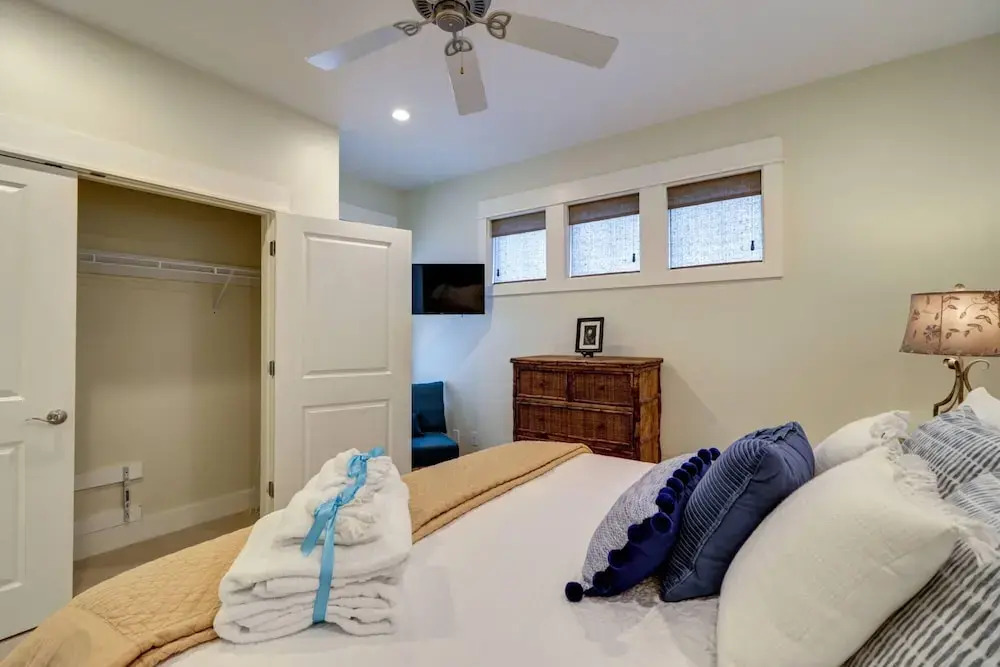 Cute little Cottage! Perfect Getaway! 2 Pools! SLEEPS 4