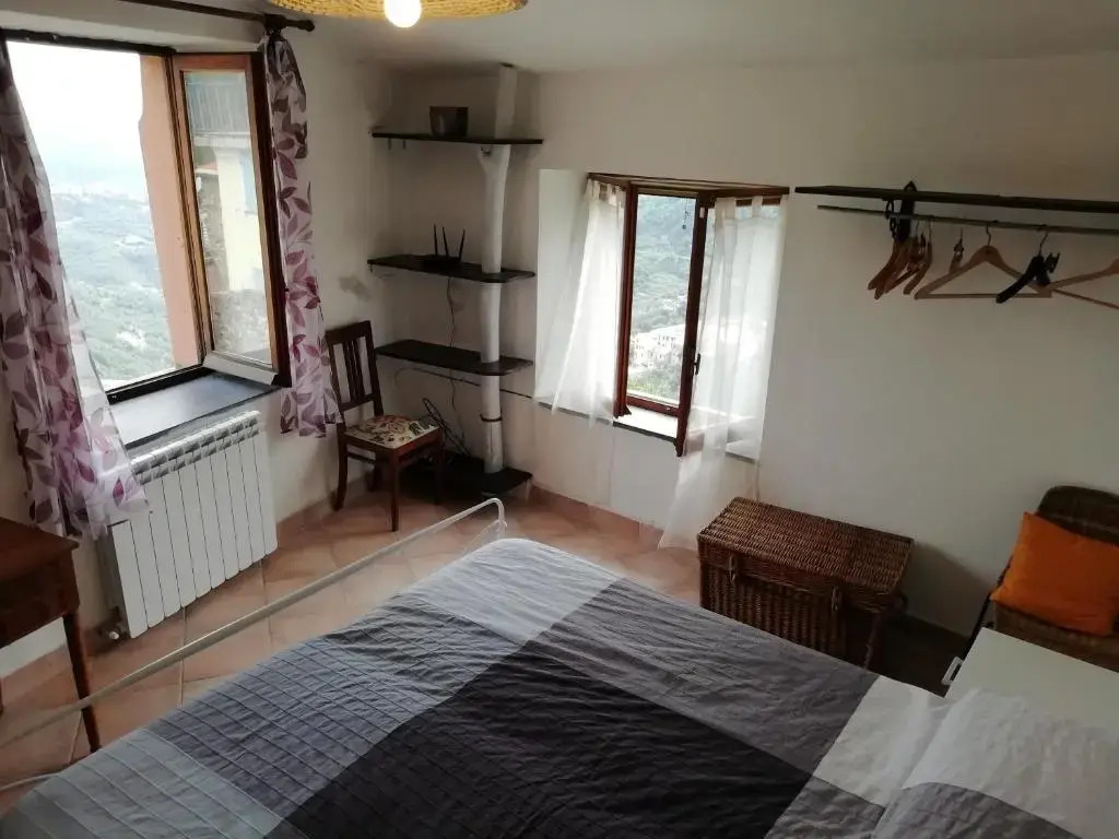 CASA LORENZO SULLE COLLINE DI LEVANTO e VICINO ALLE CINQUETERRE LT-0620