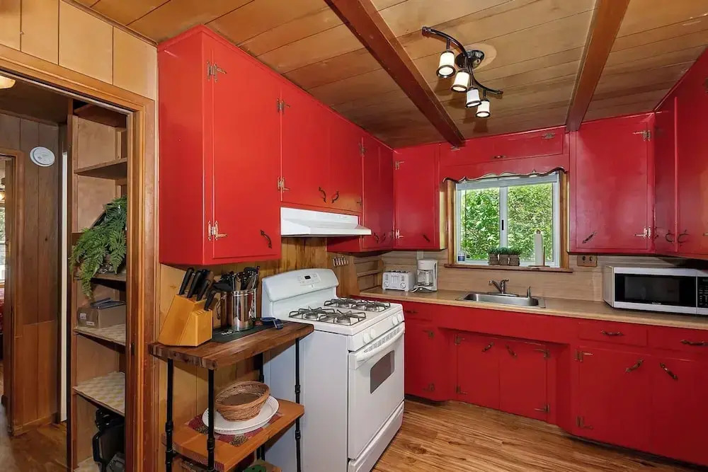 Sunshine Cabin Cozy 2-Story Getaway