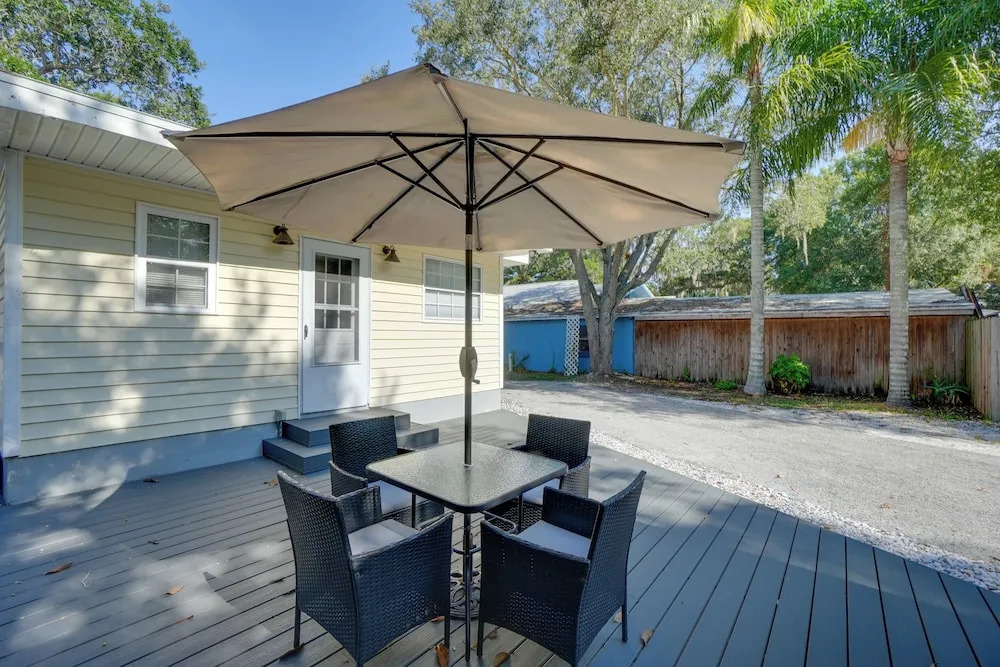 Ozona Studio w/ Shared Deck - Steps to Gulf!