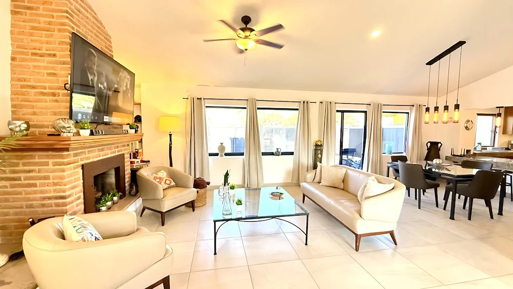 Luxurious 2 Bedroom Ajijic Home - Bikes - Huge Patio - Gym - Pickleball Court