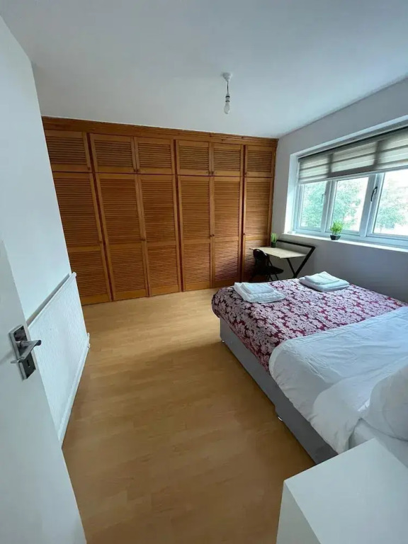 3-bed House - Garden & 30 Mins to Central London