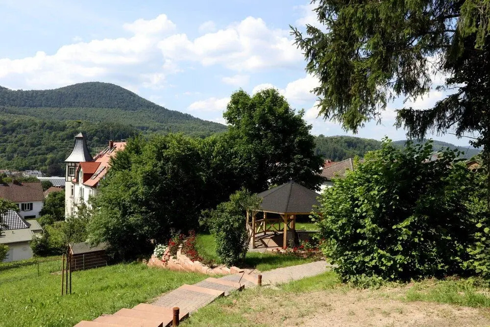 Hexenhäuschen am Waldrand