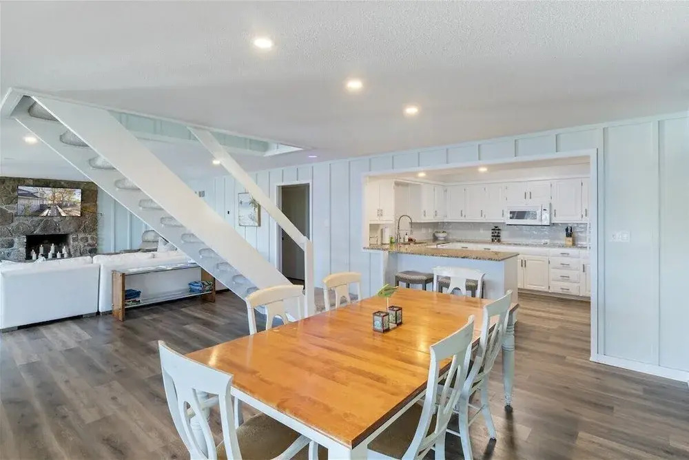 2 Lakefront Homes: Wide Decks, Great View