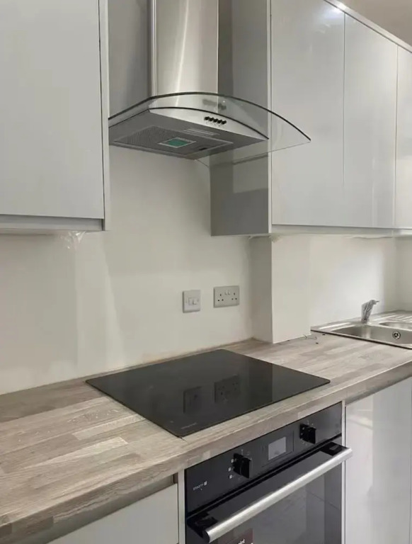 2 bed Sunny London Apartment - Sleeps 4 & Parking